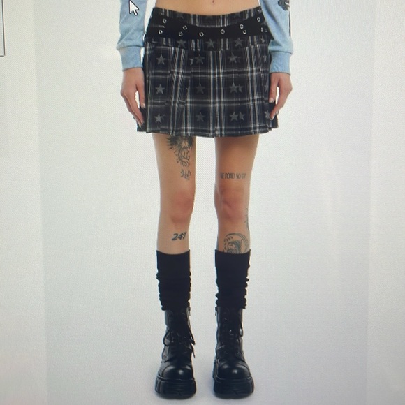 HOT TOPIC Social Collision Grey Star Plaid Grommet Skirt - Picture 1 of 4